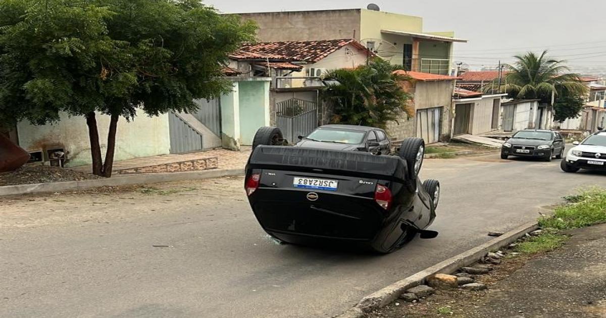 Jequiezinho I Celta desgovernado atingiu 2 veículos parados e capotou em seguida
