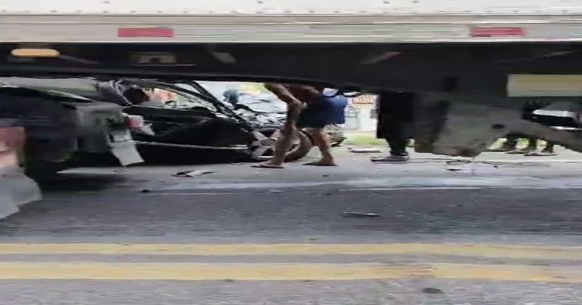 Carro invade a contramão e bate na lateral da carreta em Jequié
