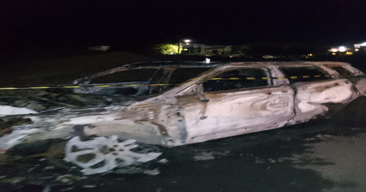 Carro é destruído pelo fogo no bairro São Judas Tadeu.