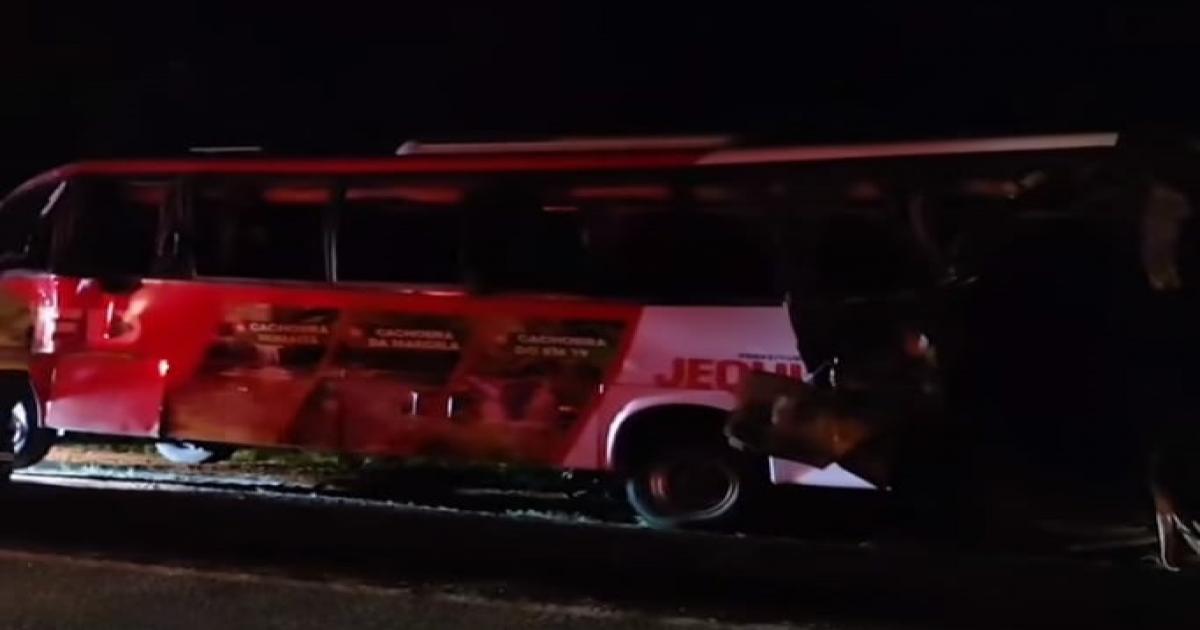 Ônibus do TFD de Jequié se envolveu em acidente na BR 116, os feridos foram encaminhados para o hospital