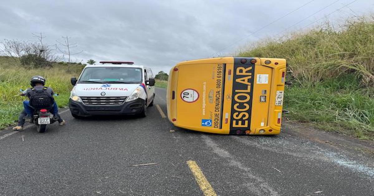 Itagibá: Acidente com ônibus escolar deixa dois feridos na BA-650