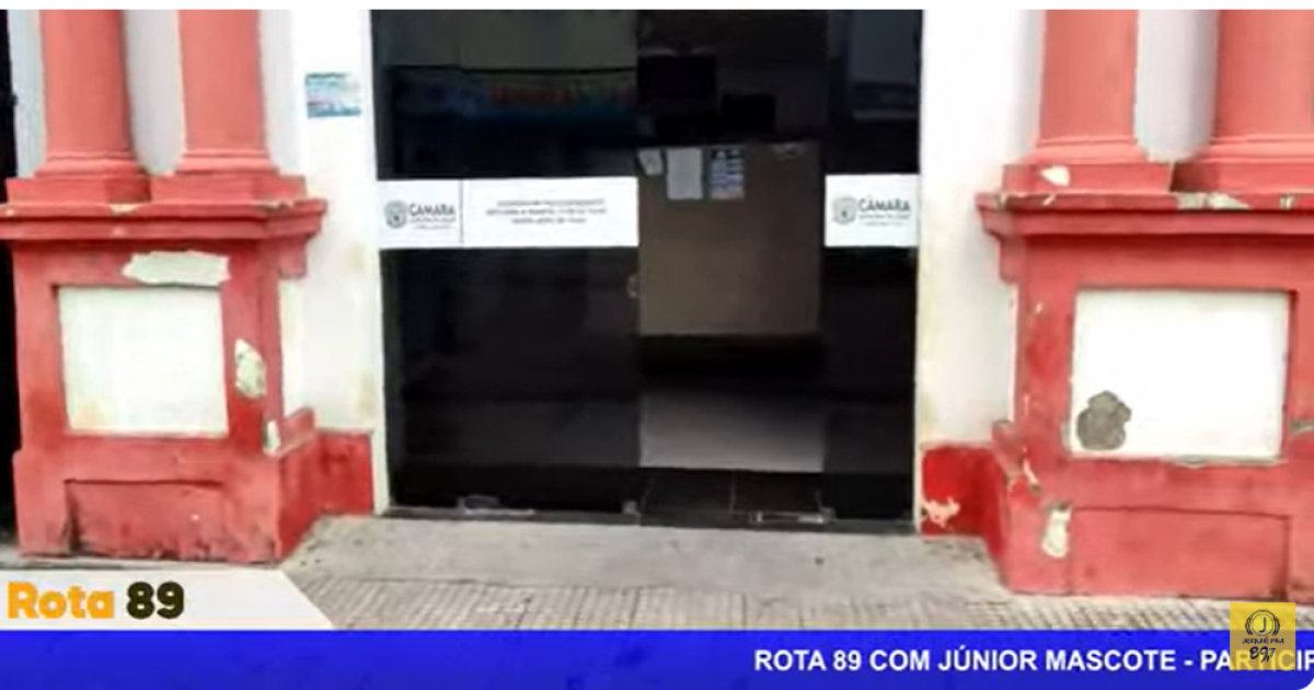 Ato de vandalismo contra a Câmara de Vereadores de Jequié, porta de vidro foi estilhaçada