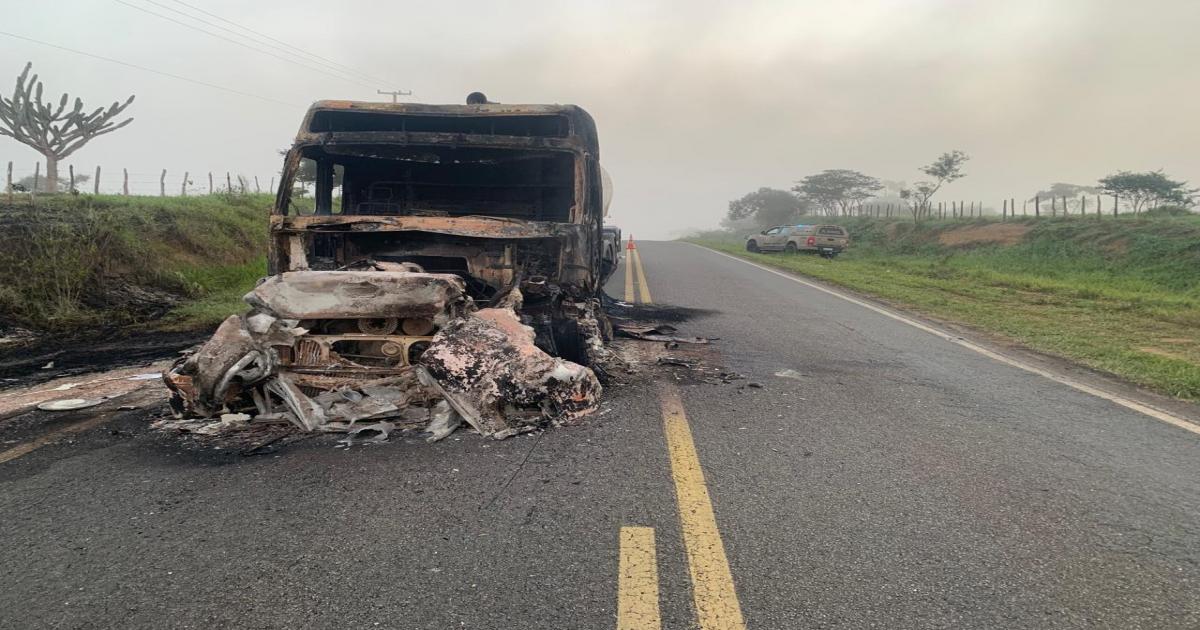 Carreta carregada de cimento incendiada na BA 026