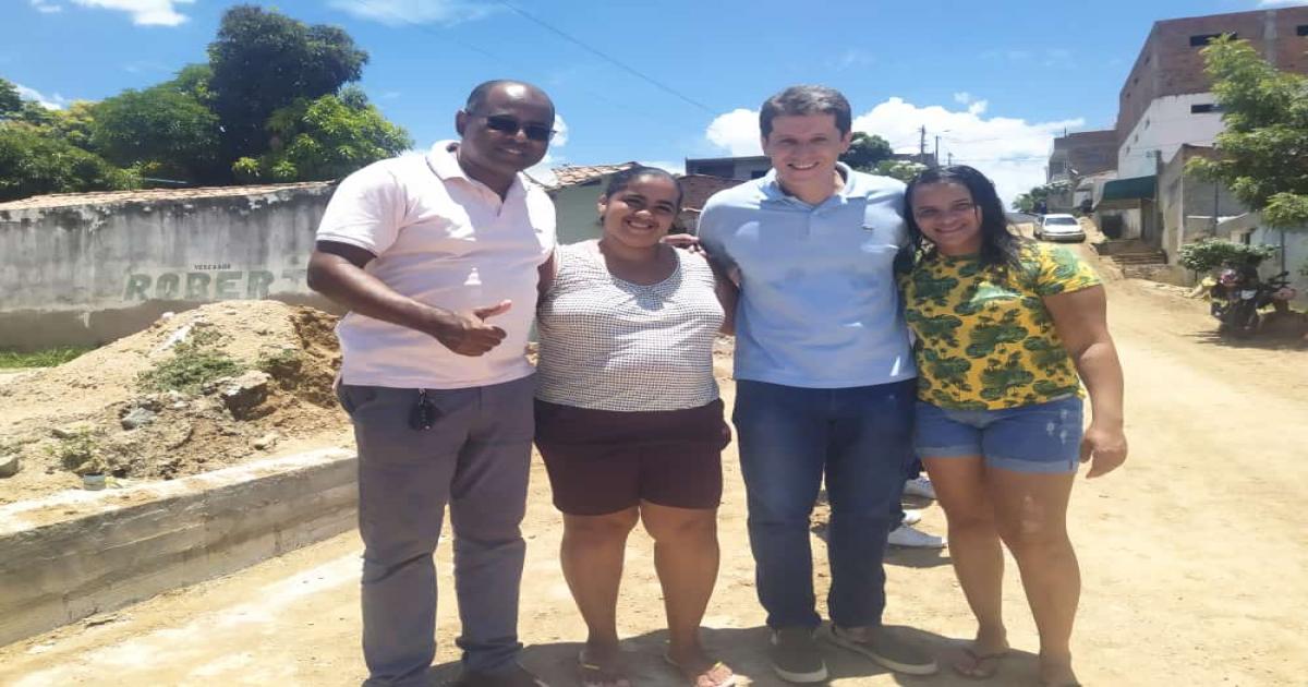 Vereador Gilvam fiscaliza obras de infraestrutura no bairro Pompílio Sampaio