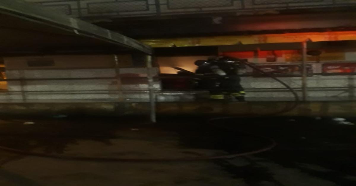 BOMBEIROS DO 8° BBM COMBATEM INCÊNDIO EM ESTABELECIMENTO COMERCIAL NA CIDADE DE JEQUIÉ