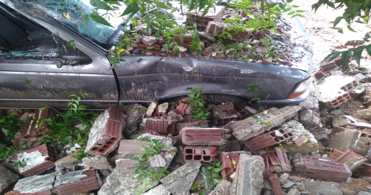 Muro de escola desaba e atinge carro estacionado no bairro Jequiezinho