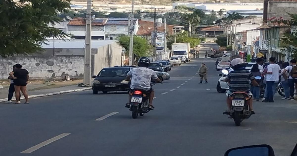 Polícia l bandido armado é morto em confronto com a PM dentro do Colégio Presidente Médice, que passa por reformas