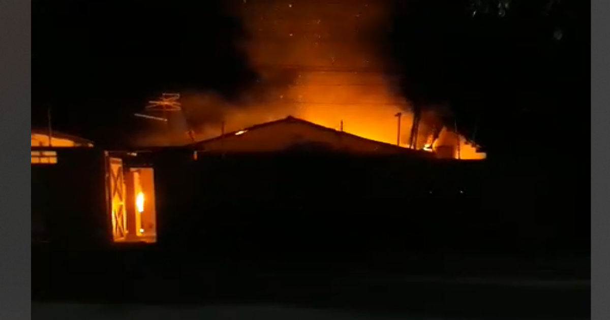 Casa é destruída pelo fogo na madrugada desta segunda-feira (04) em Jequié