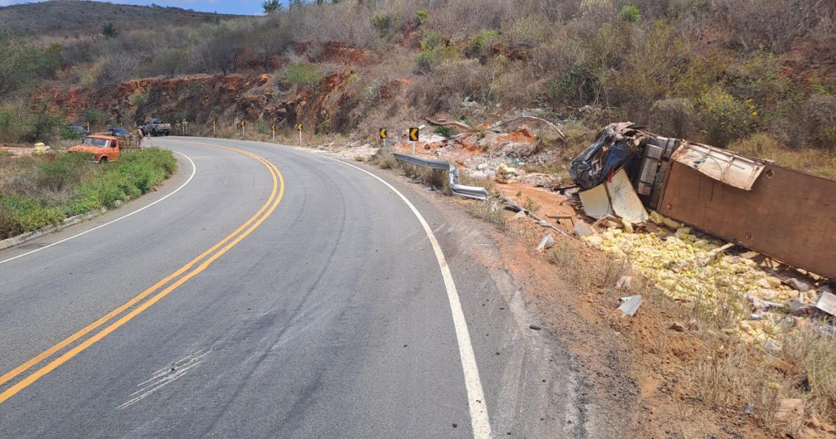 Acidente l carreta capota na ladeira de Pé de Serra e carga é totalmente saqueada