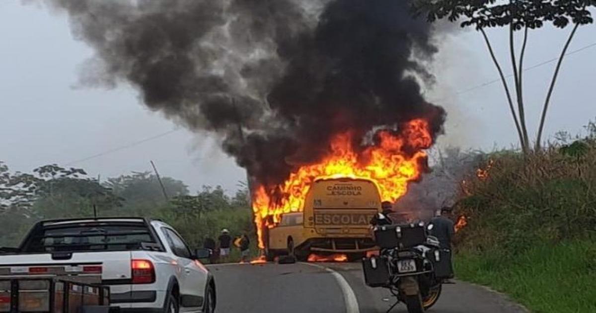 Jitaúna: Colisão entre motocicleta e ônibus escolar deixa dois mortos na BR-330