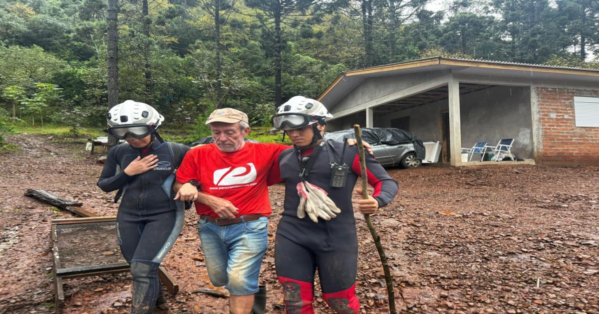 Bombeiros baianos encontram auxiliam no resgate de vítimas na região de Caxias do Sul