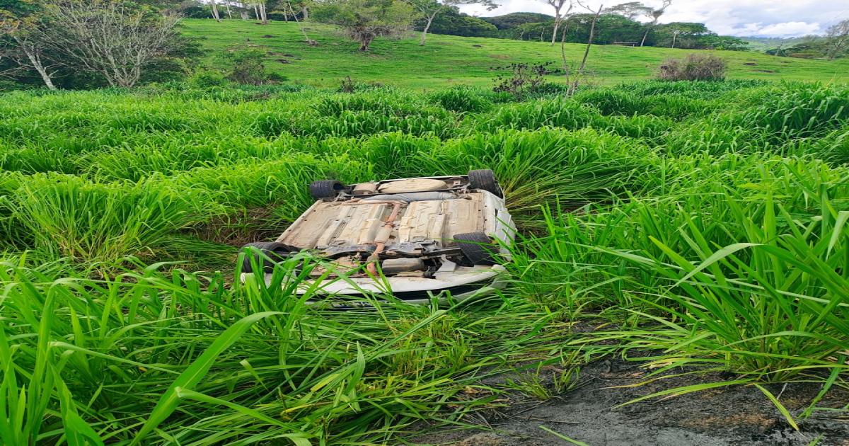 Carro capota com 3 ocupantes na curva do soldado