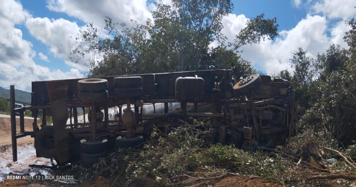Caminhão carregado de leite tombou na BA 250, 3 pessoas ficaram feridas