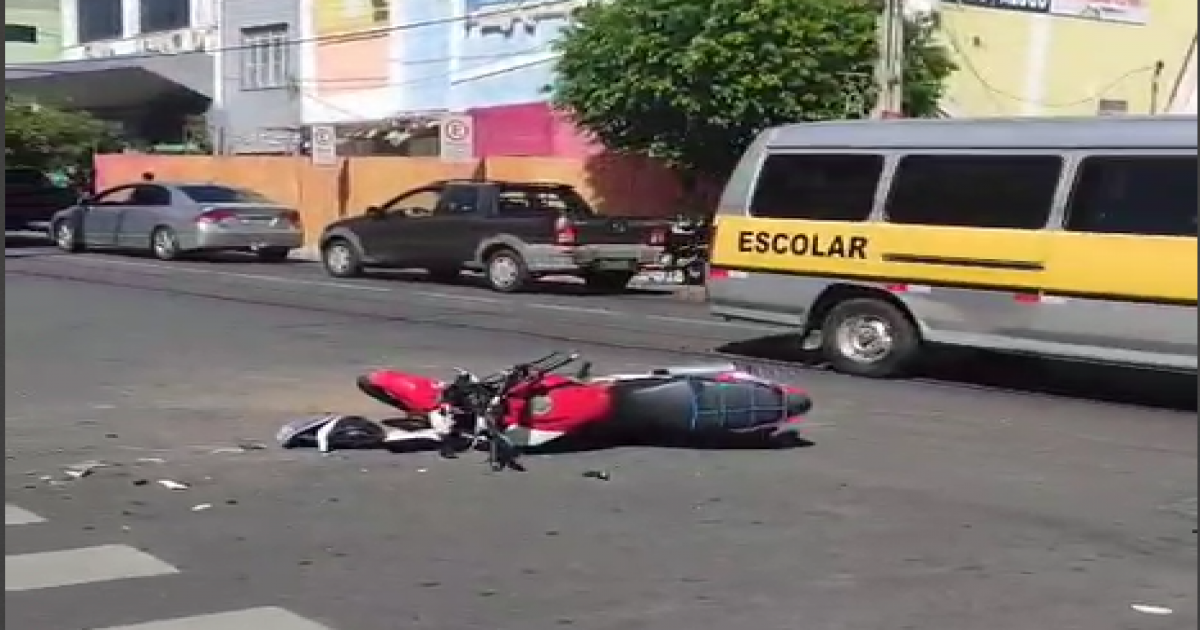 Motociclista ficou gravemente ferido em acidente na Avenida Rio Branco