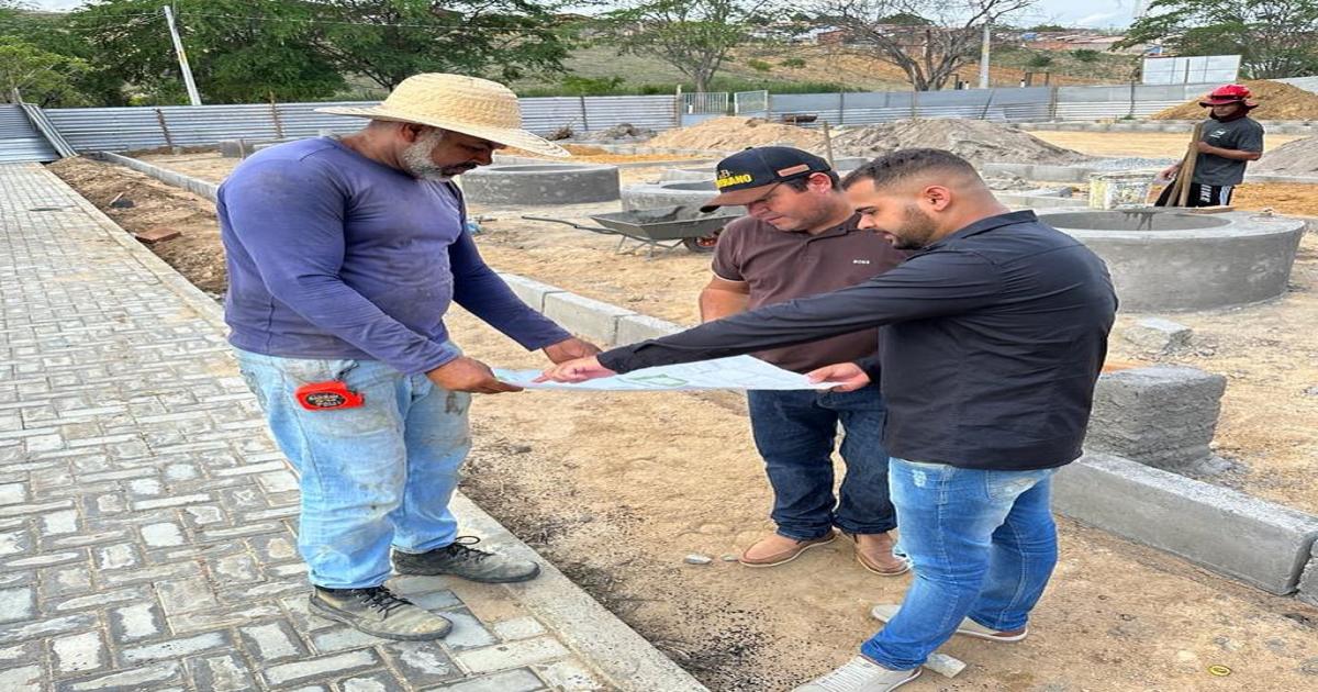 Lafaiete Coutinho: prefeito vistoria nova areninha e reforma das escolas
