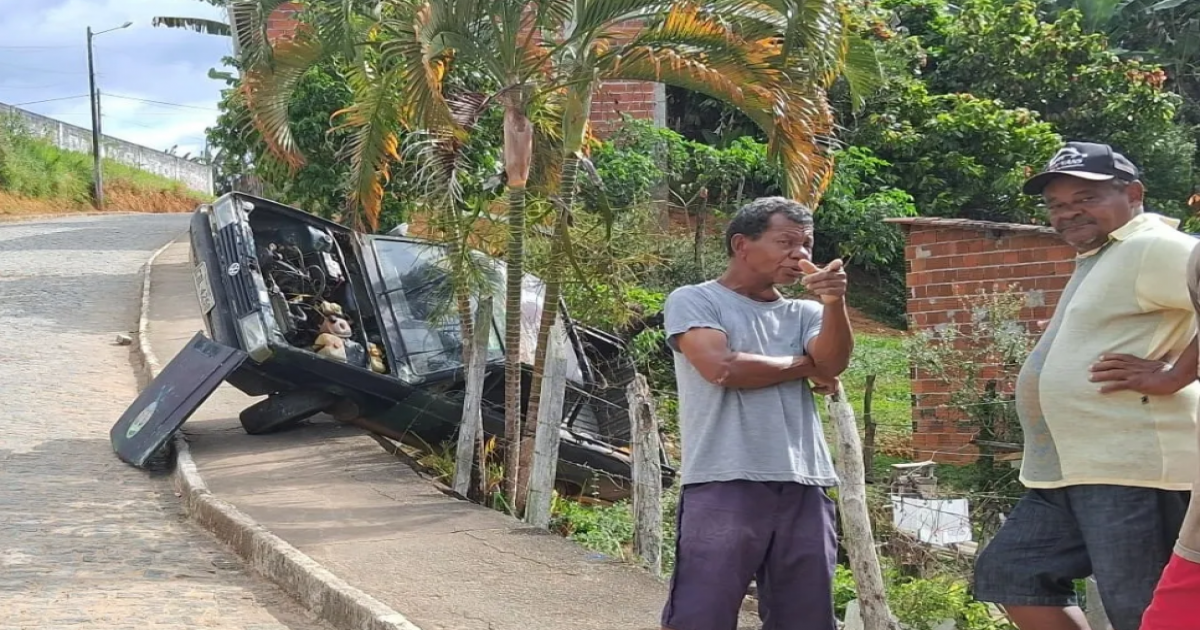 Jitaúna: Carro tomba na ladeira da Igreja São Francisco no Bairro Adelino Henrique