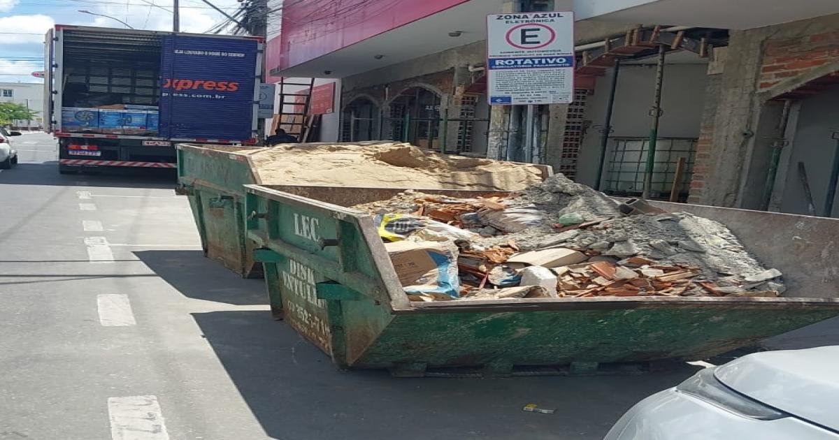 Usuários da zona azul reclamam de caçambas da construção civil ocupando vagas de idosos e deficientes no centro da cidade