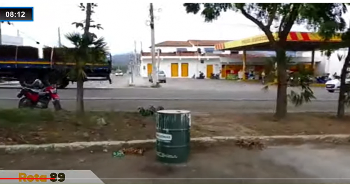 No bairro Jequezinho morador colocou toneis de concreto para impedir parada de veículos