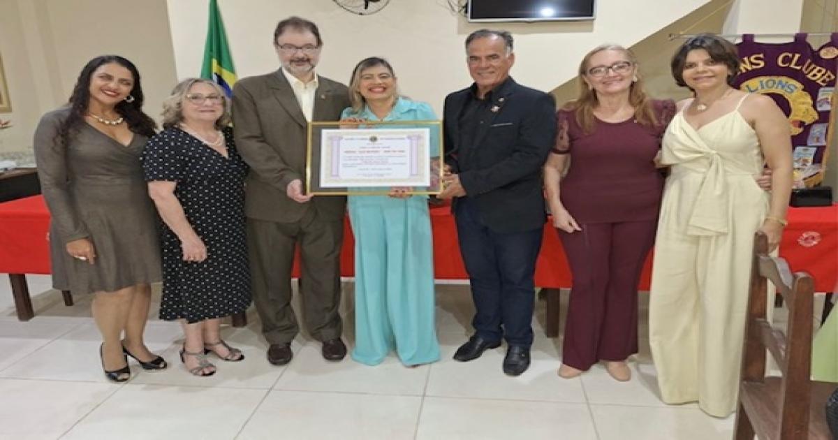 Lions de Jequié da prêmio a Celia da AATAE em homenagem à memória de Dona Juju