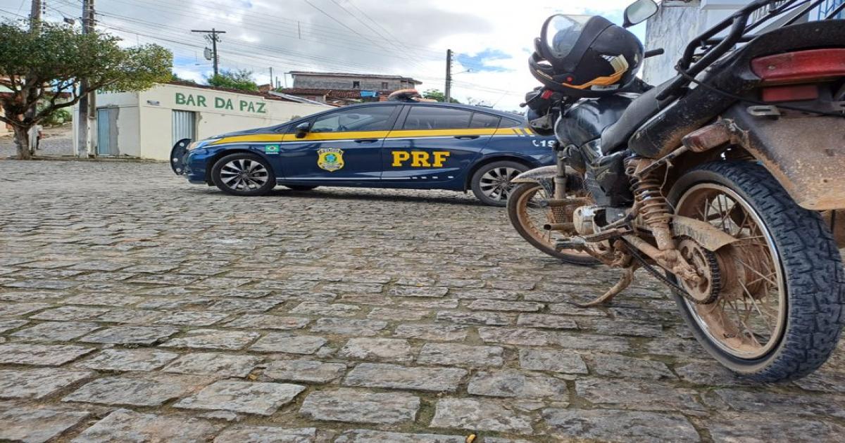 Em Jitaúna, PRF apreende motocicleta furtada