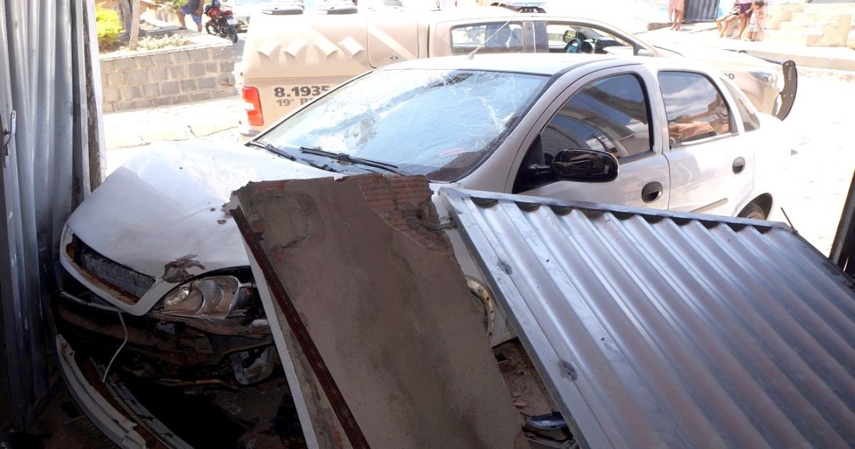 Motorista perde controle da direção, e carro invade casa em Brejões