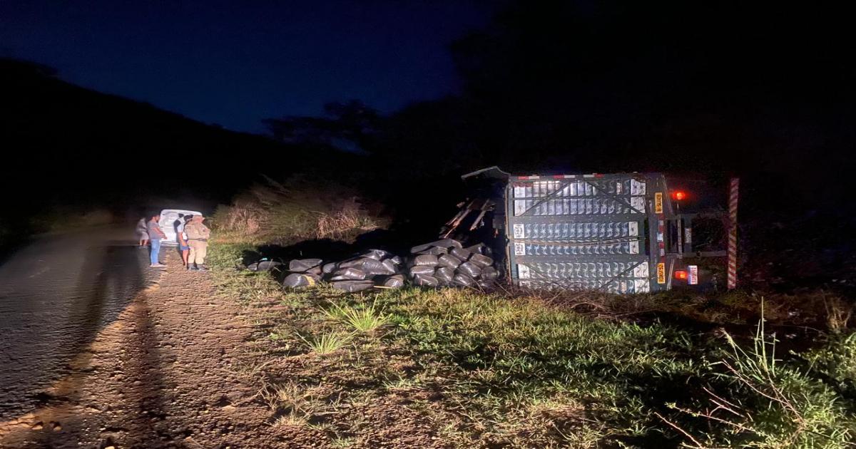 Caminhão boiadeiro tombou na BR 330 oeste