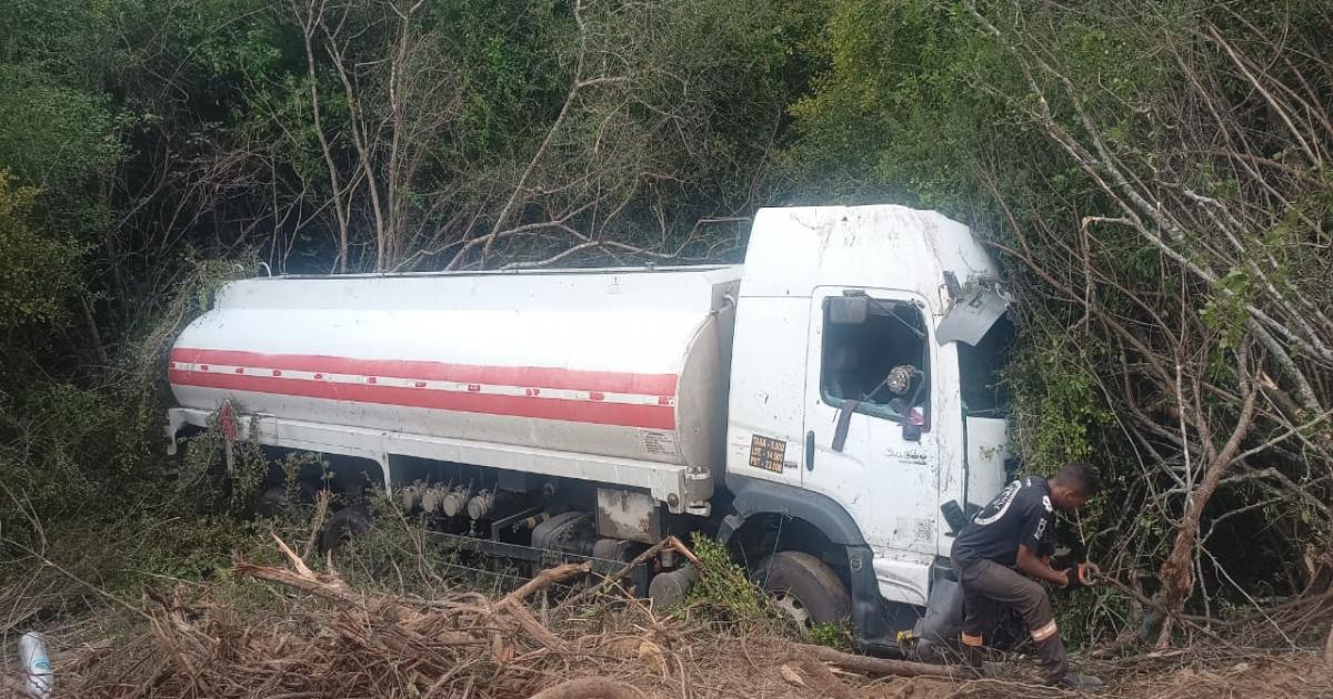 BR 330 l animais da pista provocou acidente envolvendo caminhão tanque