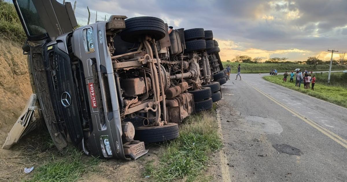 Caminhão tomba na BA 026 e ladrões saquearam carga de móveis