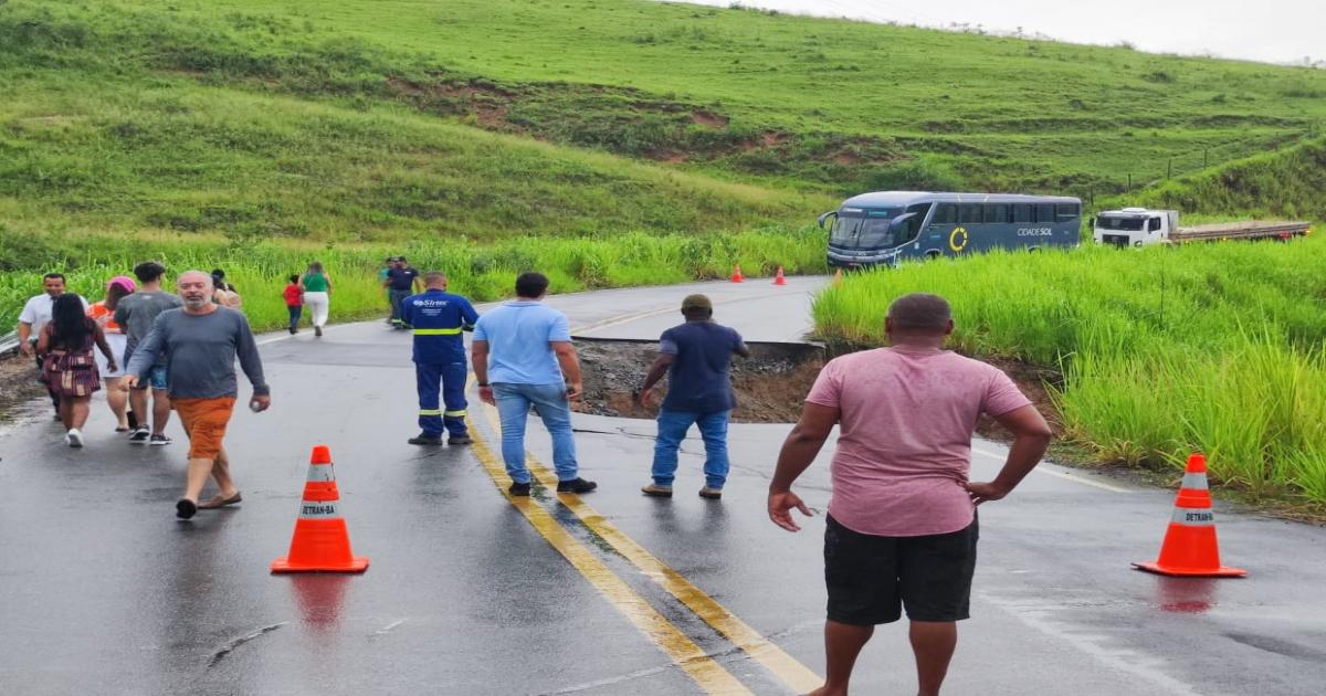 Deslizamento de terra na BA 130 deixa rodovia interditada entre Ponto do Astério e Ibicuí