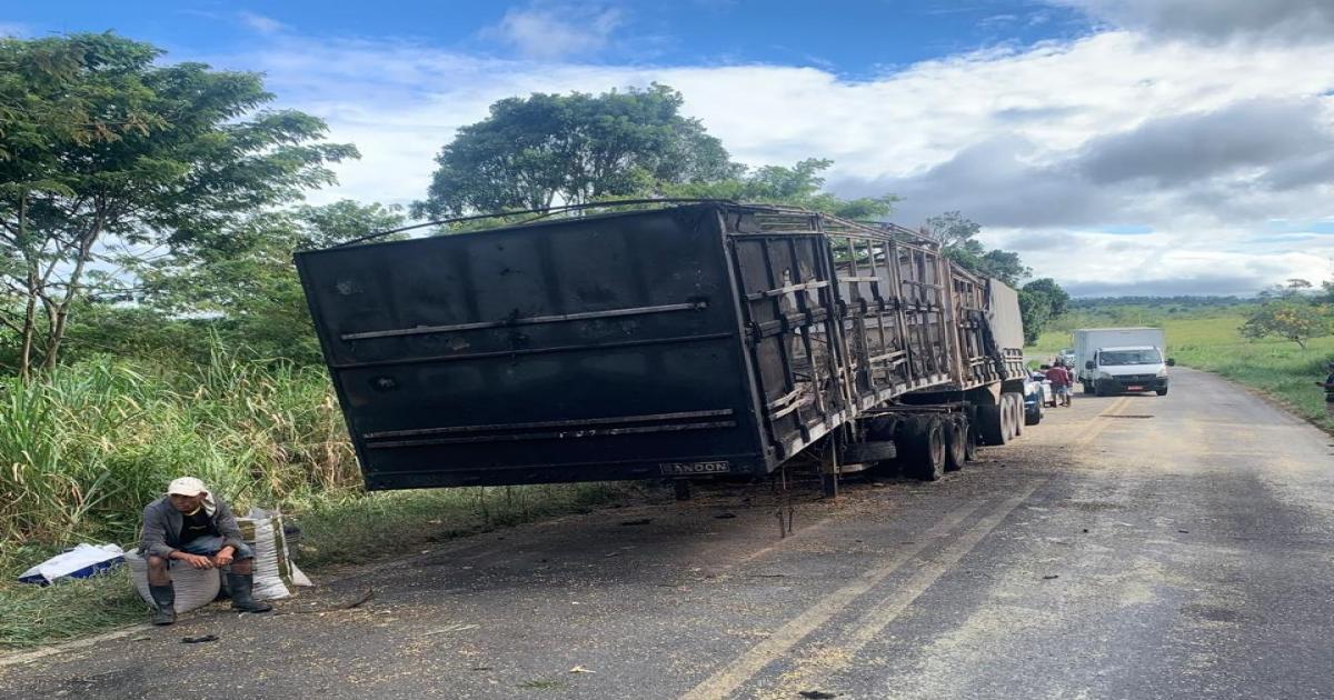 Carreta incendiada na BA 026