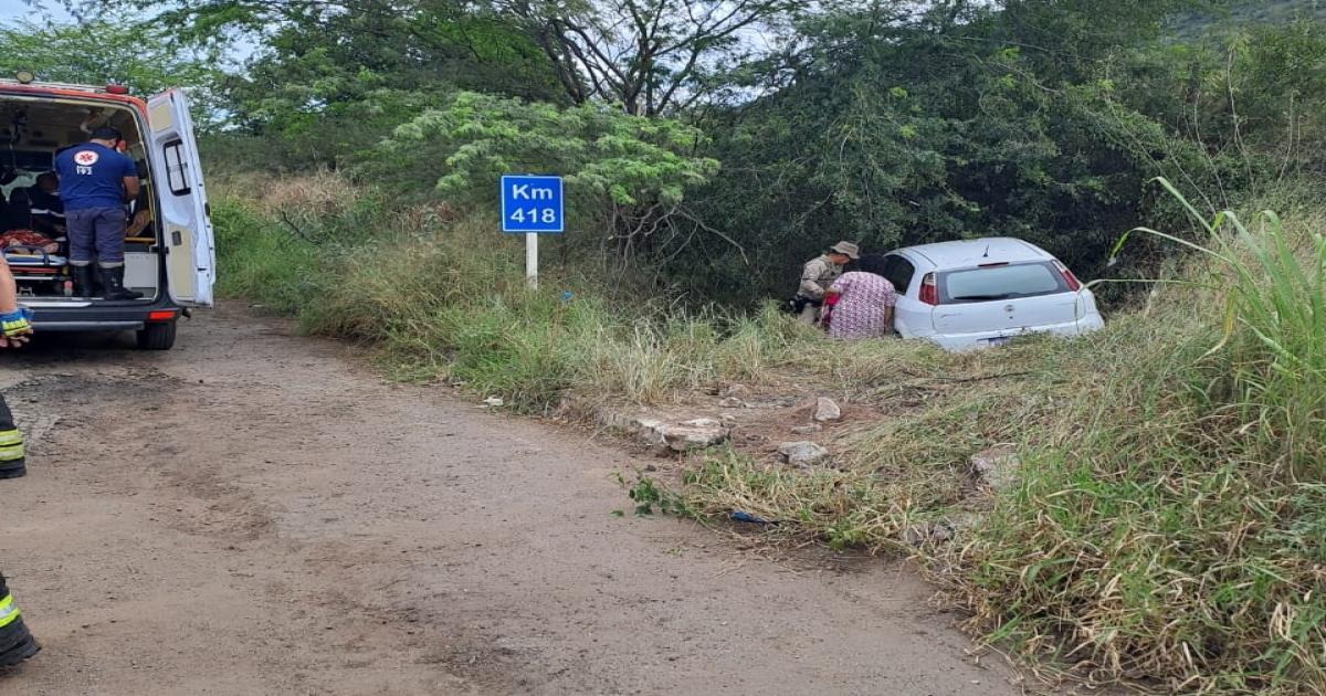 Carro com 5 pessoas sofre acidente no semianel viário de Jequié