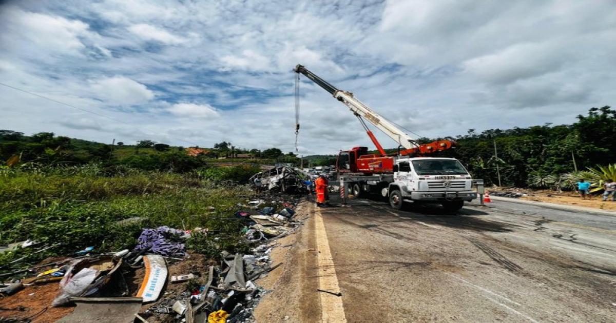 Caminhoneiro com CNH suspensa e 41 mortos: o que se sabe sobre o acidente em Teófilo Otoni
