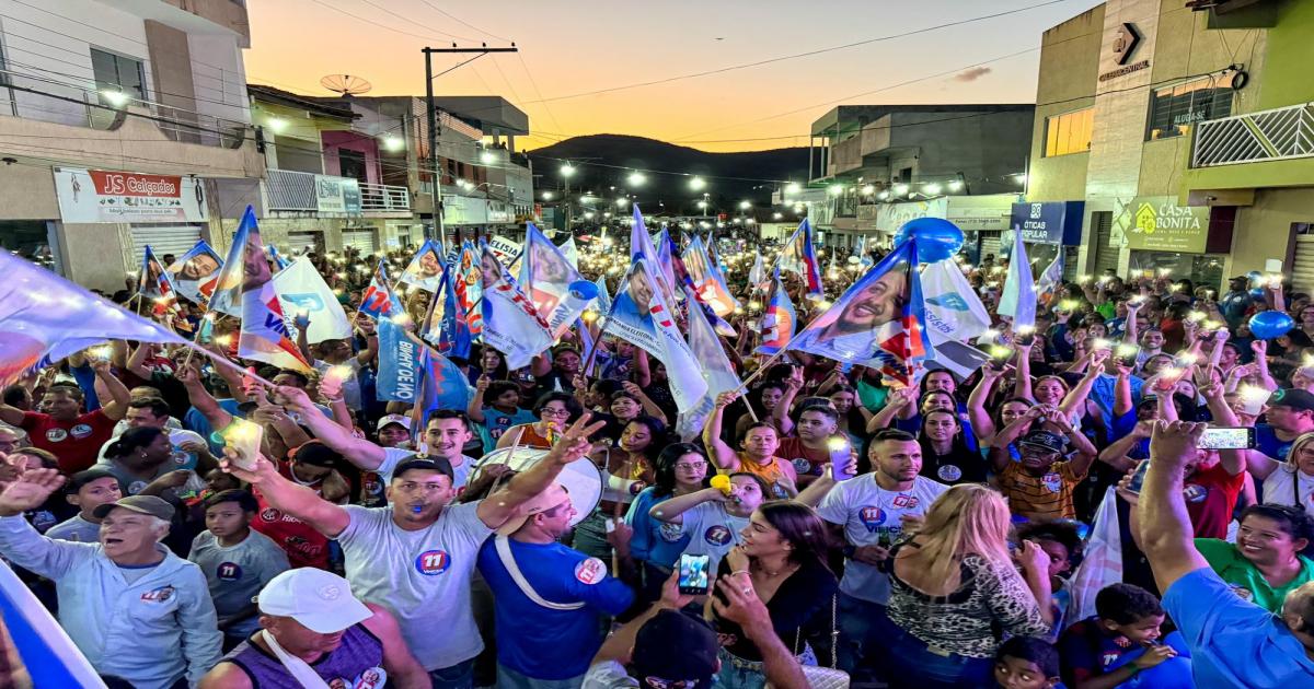 Com público histórico, Vinicius Costa lota comício em Manoel Vitorino