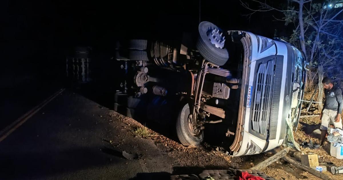 Carreta carregada com polpas de frutas tomba na BR 330 oeste