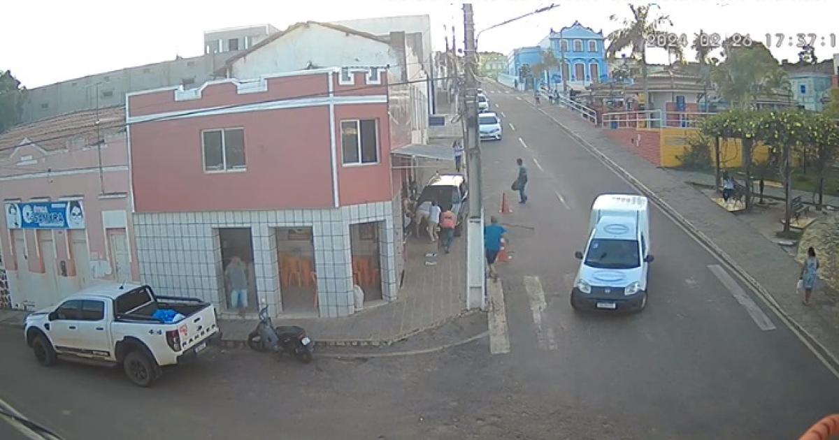 CARRO DESGOVERNADO DESCE LADEIRA E ATROPELA ADOLESCENTES EM BREJÕES