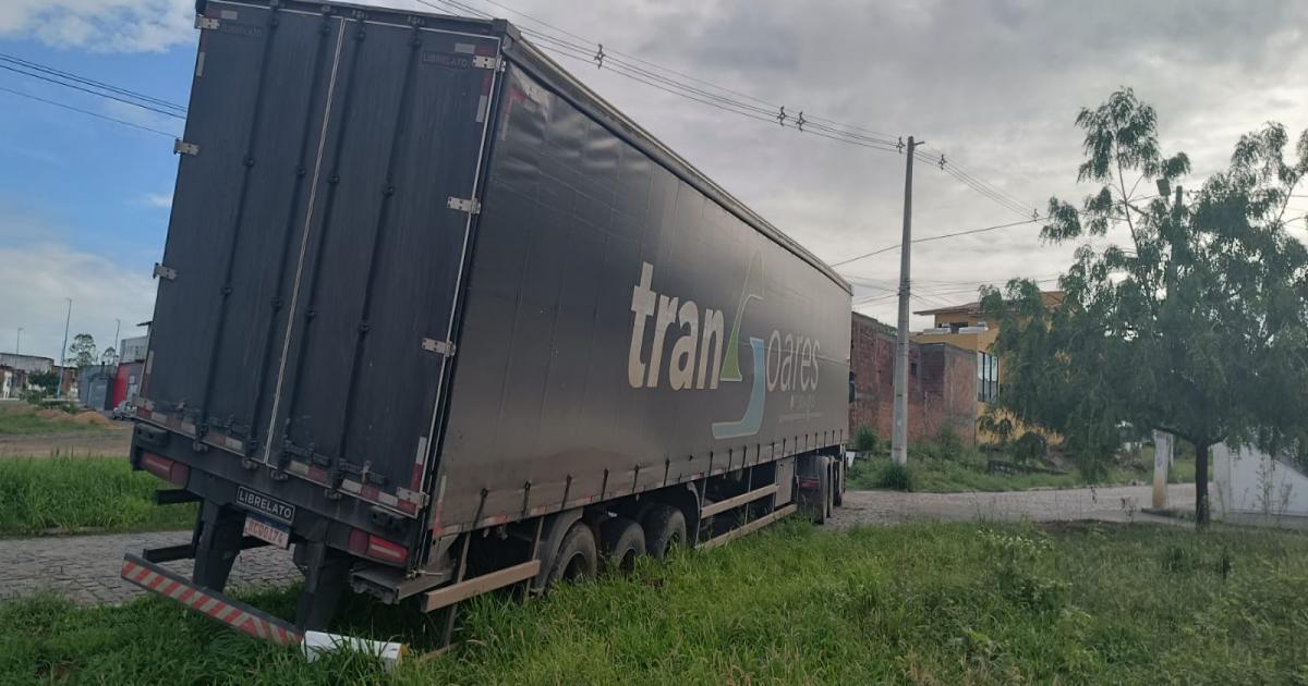 Carreta atoladas na entrada do bairro Sun Vulle.