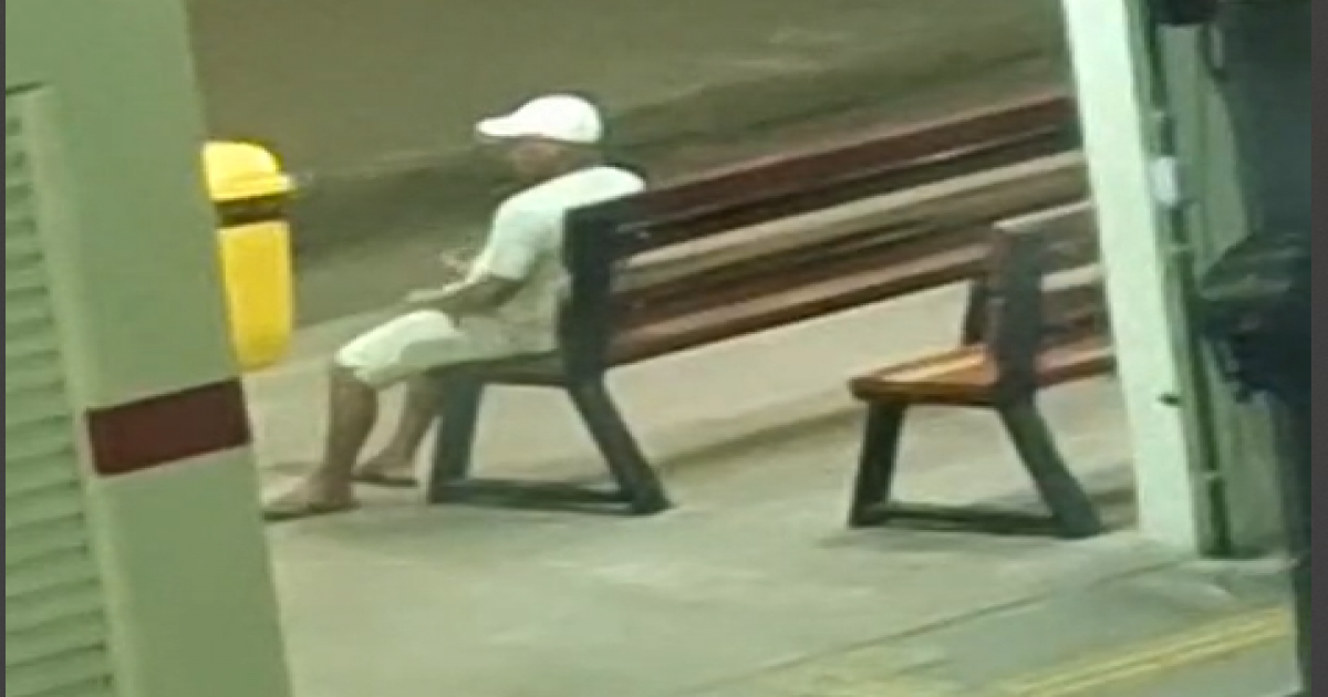 Suspeito é flagrado praticando supostos atos obscenos no terminal de ônibus em Jequié. veja vídeo