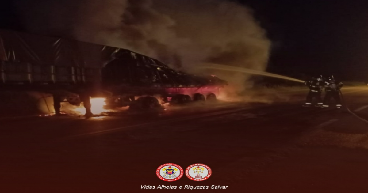 Carreta em chamas no Entroncamento de Jaguaquara