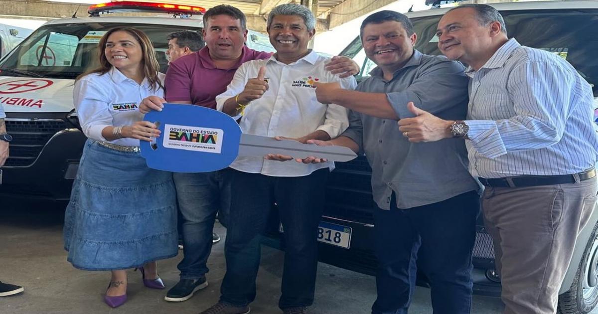 Prefeito João Vei recebeu a chave de uma nova ambulância para o município de Lafaiete Coutinho