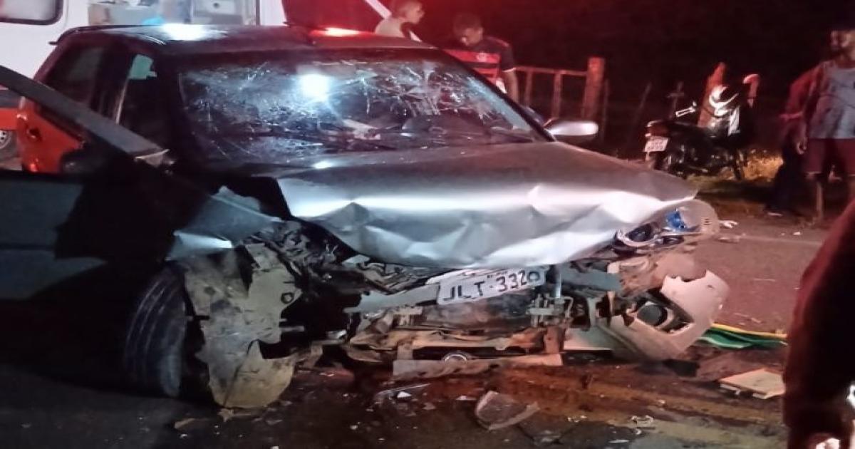 Batida entre dois carros deixou 4 pessoas feridas na curva do Álvaro