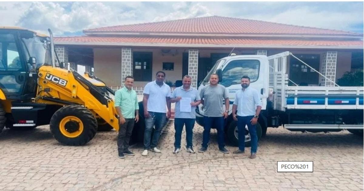 Prefeito de Jitaúna recebe máquina retroescavadeira e caminhão de emenda do deputado federal Leur Lomanto