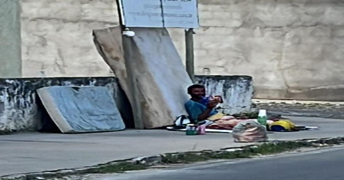 Morador de rua recusa ajuda e continua morando na calçada da Rua Professora Virgínea