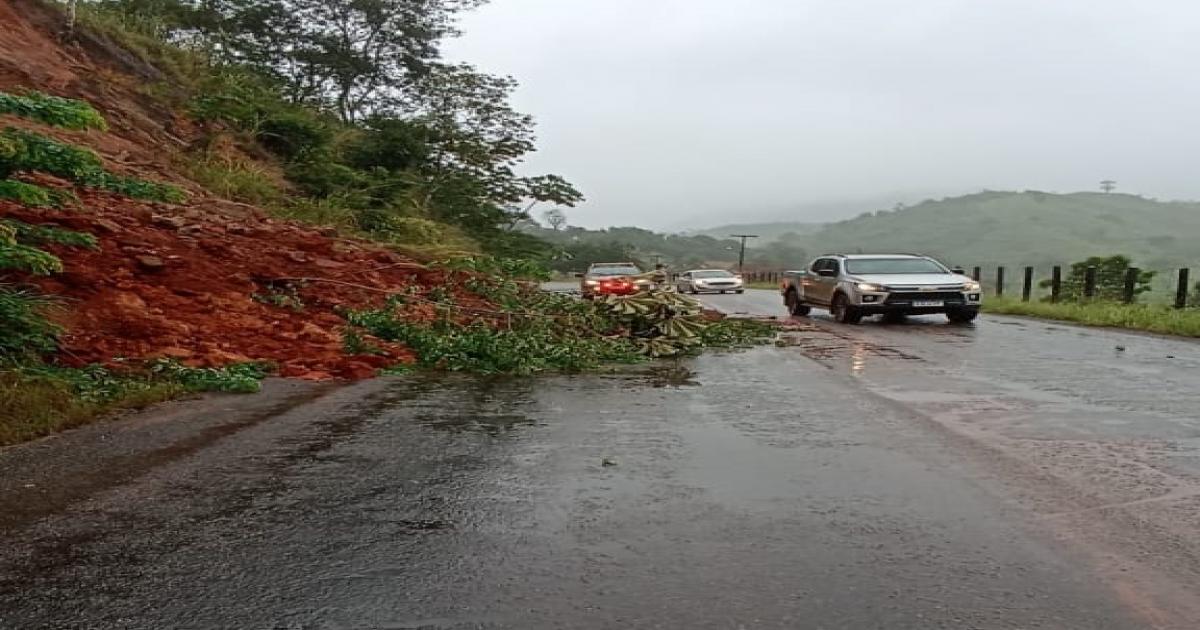 Deslizamento de terra deixa a BA 547 parcialmente interdita no trecho de Florestal