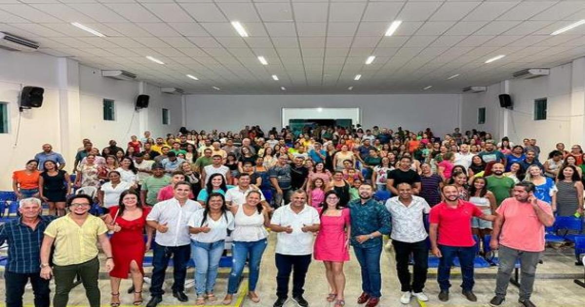 Prefeito Marcelo Pecorelli e servidores municipais participam de palestra sobre a excelência no atendimento do serviço público.
