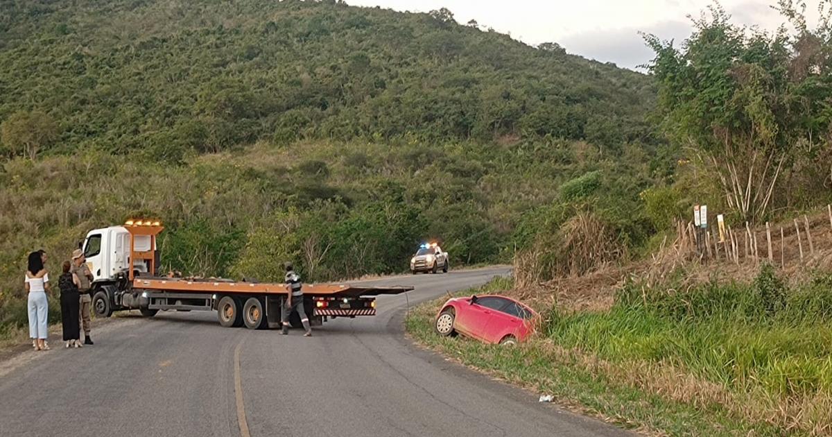 Carro tomba na curva da BA 547