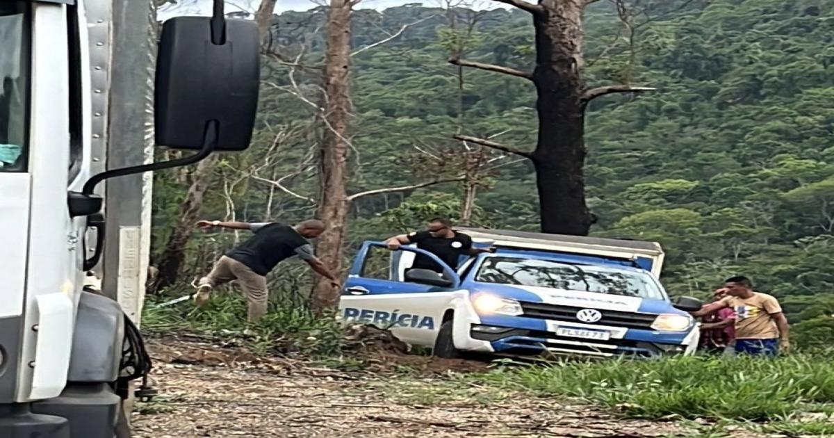 Rabecão do IML sofre acidente na BA 547 com defunto dentro