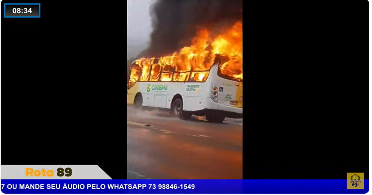 Ônibus coletivo da COOBMA foi destruído por incêndio na manhã desta terça-feira, ninguém ficou ferido