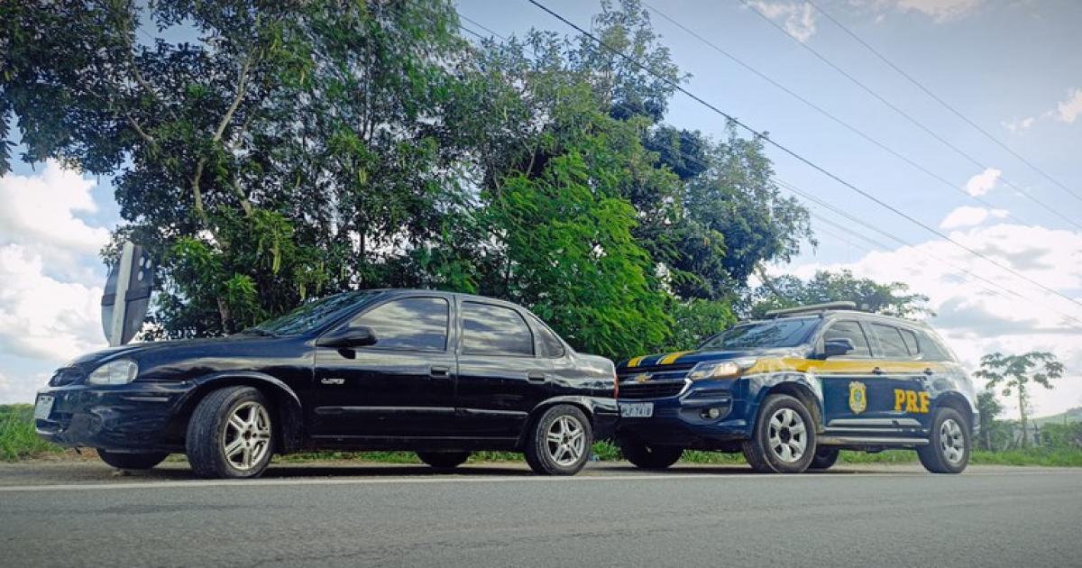 PRF recupera veículo roubado há mais de uma década em Jitaúna
