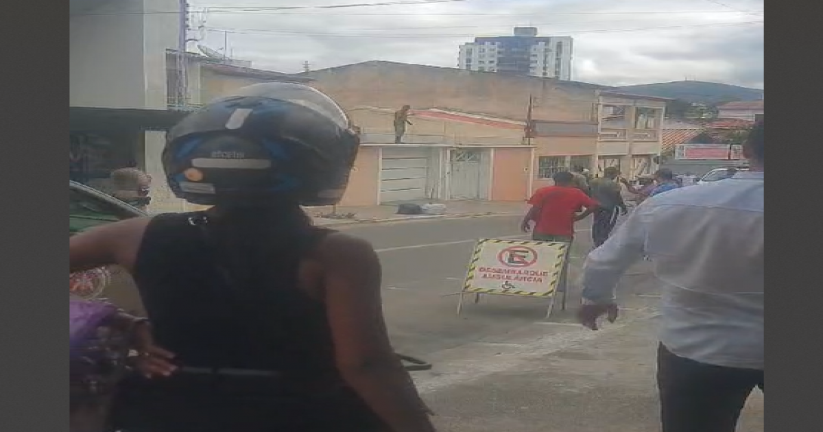 Ladrão é flagrado pulando os muros de residências no centro de Jequié e consegue escapar do cerco policial