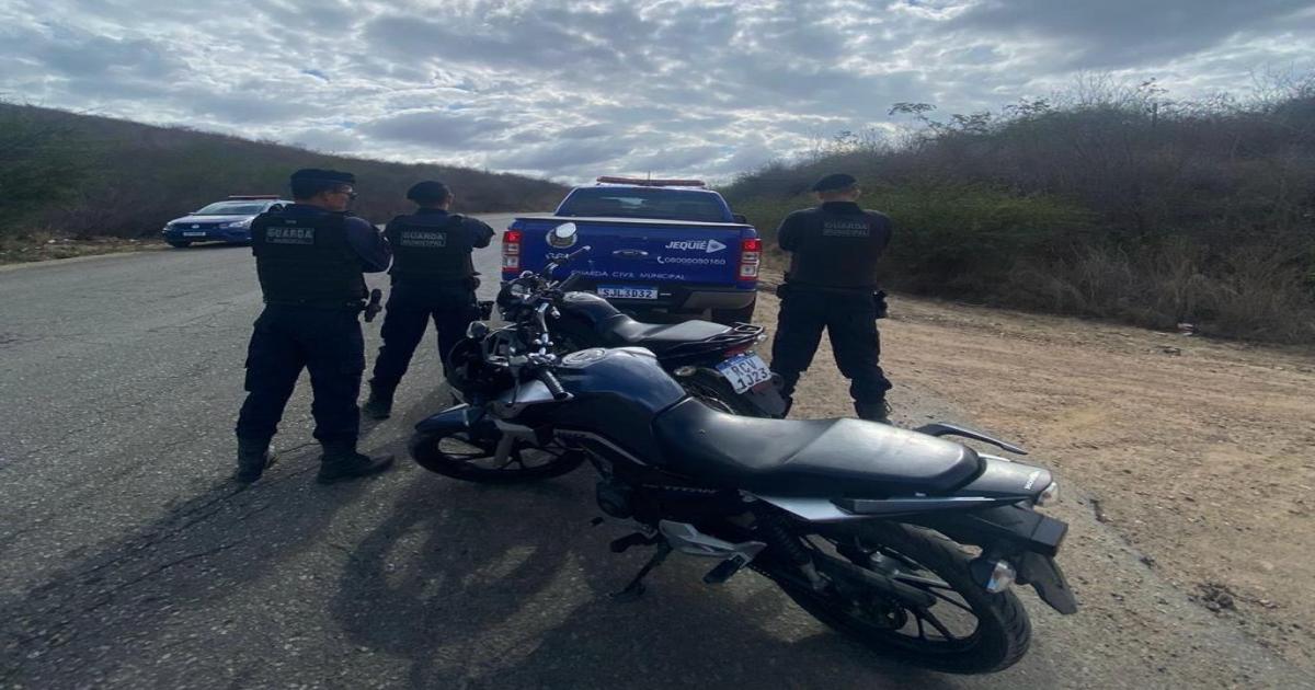 Guarda Civil Municipal de Jequié recupera moto roubada e conduz suspeito à delegacia.